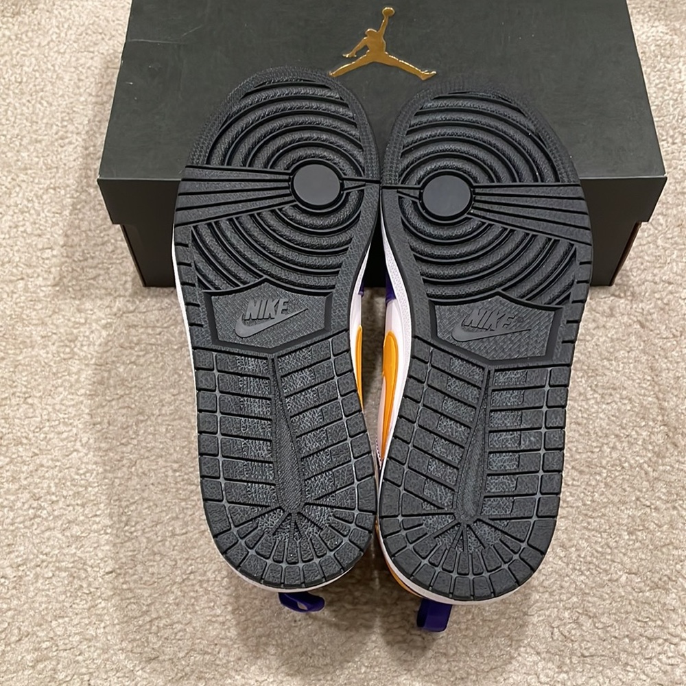 Nike Air Jordan 1 Hi FlyEase men size 10 brand new with box Lakers color - Picture 6 of 7
